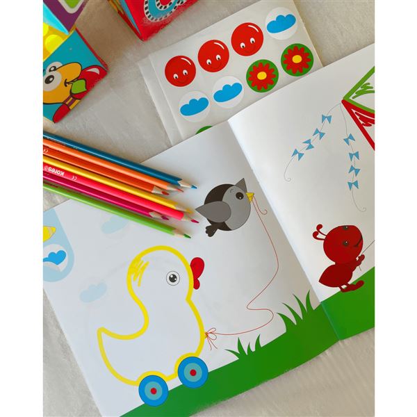 Nalepuj a vybarvuj: Jak si hrají zvířátka?